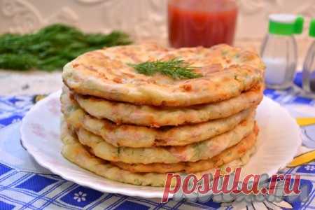 Лепешки с сыром и колбасой на сковороде - 10 пошаговых фото в рецепте Предлагаю вам рецепт замечательных лепешек с сыром и колбасой, жареных на сковороде. Готовятся эти лепешки просто и быстро, а получаются невероятно вкусными. Подать их можно вместо хлеба к супу или предложить на завтрак к чаю, но особенно вкусны эти лепешки с томатным соком. Попробуйте! Ингредиенты