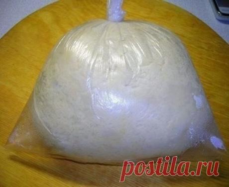 Хрущевское" тесто 
В кулинарных кругах такое тесто имеет статус легендарного. Повариха Анна Дышкант стряпала из него пирожки Хрущеву и другим членам Политбюро. Позже это тесто описал в одной из своих кулинарных книг известный советский кулинар, популяризатор хорошей еды Вильям Похлебкин. В его версии оно называется «кулебячным». Но в тетрадках с рецептами советских хозяек оно значилось под названием «хрущевского» или «правильного теста для пирогов». Над этим тестом не надо колдовать, пироги не