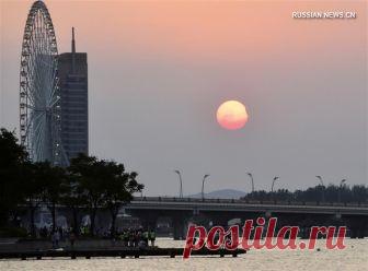СОЛНЕЧНОЕ ЗАТМЕНИЕ В НЕБЕ НАД КИТАЕМ.