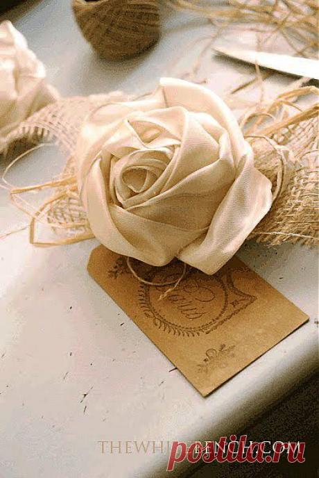 Винтажная роза из атласной ленты.