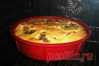 Быстрый пирог на кефире со сметаной - оооочень вкусно!

Ингредиенты:

100 г кефира
100 г сметаны
200 г майонеза
3-4 яйца
0,5 чайной ложки соды
0,5 чайной ложки соли
мука до нужной консистенции теста (как для оладий)

Начинка может быть, как приведена ниже, или произвольной по вкусу и наличию продуктов.

Способ приготовления:

Смешиваем все ингредиенты, чтобы получилось не крутое и не густое тесто, густотой как для оладий. Количества муки может несколько варьироваться в зав...