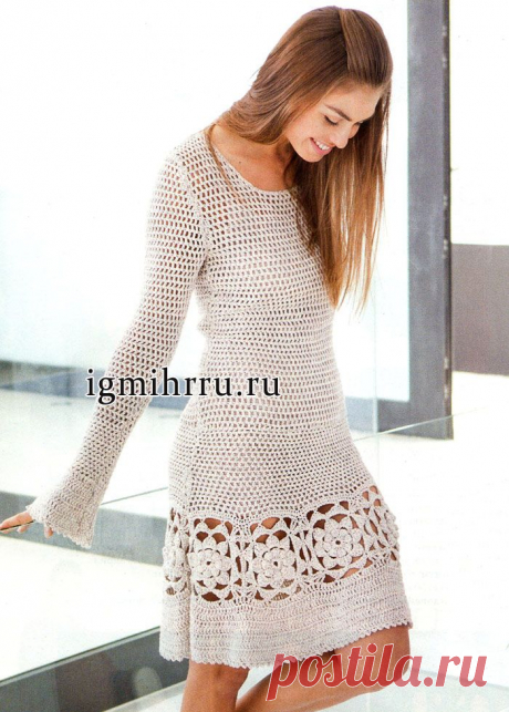 Ажурное платье цвета небеленого полотна со вставкой из квадратных цветочных мотивов. Вязание крючком