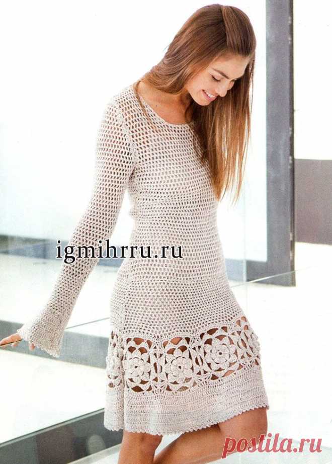 Ажурное платье цвета небеленого полотна со вставкой из квадратных цветочных мотивов. Вязание крючком