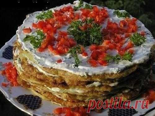 КАБАЧКОВЫЙ ТОРТ !!! **Кабачок 2шт -на крупную тёрку, отжать, убрать жидкость. Ввести: яйцо 4шт, мука 1ст, соль, перец -тесто, как на оладьи. В сковороде выпекать в блины, размазав ложкой, чтобы не были толстыми! Обжарим, остудим. *Помидоры 4шт -кружочками. *Соус: майонез 1/2ст, пресс/чеснок 3зуб. *Собираем: блинчик -соус-помидоры-блинчик и т.д. *Украсим сверху: 
 майонез, помидоры-кубики, зелень. *В холод на 30мин,  или кушать сразу !!!