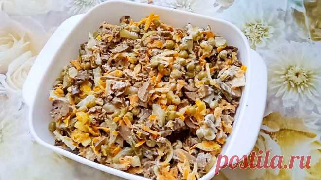 Нежный, сочный и вкусный салат "обжорка". Нежный, сочный и вкусный салат обжорка . Печень очистите от прожилок и частичек жира, помойте. Отварите печень в кипящей подсоленной воде на умеренном огне до готовности в течение 20 минут. Печень должна остаться мягкой, при этом без следов крови (не розовая) внутри). . Предварительно вымытую в проточной воде со щеткой морковь очистите. Натрите морковь на крупной терке.. лук очистите от шелухи, помойте. Нарежьте лук не слишком тонкими…