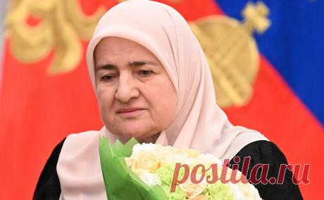 США ввели санкции против матери Кадырова и «Артека». Под санкции США попали 11 россиян и международный детский центр «Артек» в Крыму. Среди лиц, попавших под ограничения, — мать Рамзана Кадырова Аймани, омбудсмен Чечни Мансур Солтаев и предправительства республики Муслим Хучиев