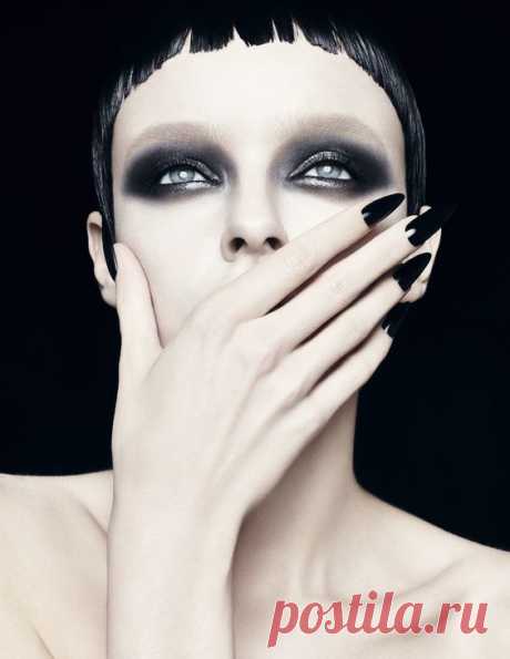 «Smoky eyes Дымчатый эффект по-прежнему в моде, но его вариации значительно увеличились. Теперь рекомендуется использовать не только классические оттенки серого, но и коричневые, синие, бордовые и т.д. Главное — выполнить smoky eyes по той же технике «рассеивания» и плавного перехода оттенков.» — карточка пользователя dilonusha в Яндекс.Коллекциях
