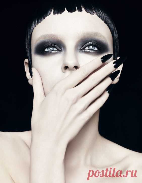 «Smoky eyes Дымчатый эффект по-прежнему в моде, но его вариации значительно увеличились. Теперь рекомендуется использовать не только классические оттенки серого, но и коричневые, синие, бордовые и т.д. Главное — выполнить smoky eyes по той же технике «рассеивания» и плавного перехода оттенков.» — карточка пользователя dilonusha в Яндекс.Коллекциях