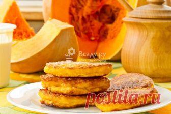 Рецепт приготовления жаренных из тыквы оладий Тыквенные оладьи приготовленные на сковородке идеально сочетаются с домашними сметанными и томатными соусами. Можно приготовить блюдо сладким и подать к чаю