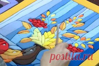 Как сделать кинусайга Кинусайга - японский вид рукоделия, завоёвывайщий сердца. Почему? Да хотя бы потому, что картины, выполненные в этой технике получаются невероятно эффектными, а особых умений не нужно. Дело в том, что с виду кинусайга напоминает пэчворк, который, как мы знаем, достаточно трудоемкий. Здесь же уметь шить не нужно, так как эта лоскутная техника построена совсем иначе. Как? об этом вы узнаете, изучив наши материалы по тегу кинусайга, а также по поисковому запросу кинусайга.