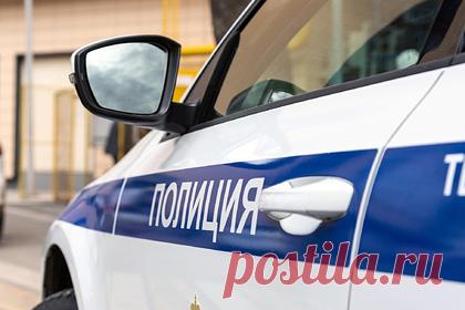 Россиянин неделю шел пешком в отдел полиции сознаться в убийстве. В Охотском районе Хабаровского края мужчина неделю шел пешком до отдела полиции, чтобы сознаться в совершении тройного убийства. В августе мужчина на оленеводческой ферме во время распития спиртных напитков поссорился со знакомым и выстрелил в него из ружья. Также он застрелил двух женщин, находившихся на ферме.