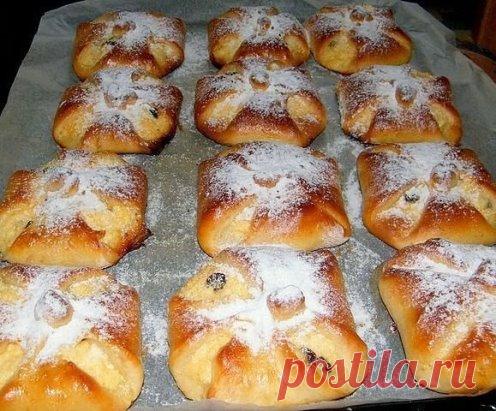 Венгерские ватрушки
Ингредиенты:
Для теста:
500 грамм муки
3/4 стакана сахара
2 яичных желтка
300 грамм молока
10 грамм сухих дрожжей
1 яйцо для смазывания ватрушек
щепотка соли
сахарная пудра
Для начинки:
400 грамм творога
5 столовых ложек сахара
2 яичных желтка
2 яичных белка
1 столовая ложка манки
3 столовые ложки изюма
тертая цедра 1 лимона
Приготовление:Дрожжи растворить в теплом молоке. Дать постоять 10 минут, чтобы дрожжи стали активными.
Просеять муку. Смешать с сахаром, яичными желтка