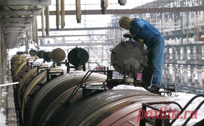 Bloomberg сообщил о росте объемов экспорта нефтепродуктов из России. Среднесуточный объем экспорта в последние недели стал самым высоким с сентября, пишет Bloomberg. За неделю до 17 декабря выросли поставки дизеля, нафты и газойля