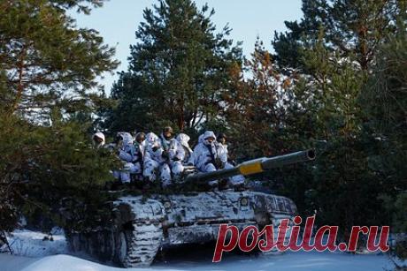 Мать военной ВСУ рассказала о наркотиках для подавления страха. Командиры Вооруженных сил Украины (ВСУ) предлагали подчиненным бойцам наркотики и алкоголь для подавления страха на позициях в районе Артемовска. Об этом рассказала мать погибшей военной ВСУ. Она уточнила, что, несмотря на запрет, военнослужащим предлагали употреблять наркотические вещества и пить алкоголь.