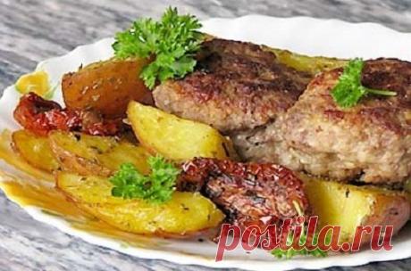 Итальянские котлеты с картофелем.

Что понадобится для приготовления

Килограмм картофеля
Четыре столовых ложки растительного масла
Сушеный орегано и базилик
Соль и молотая паприка по вкусу
Столовая ложка лимонного сока
Острый перец

Для котлет:

500 грамм мясного фарша
Одно яйцо
Чайная ложка готовой горчицы
Одна луковица
Несколько ломтиков белого хлеба
Долька чеснока
Соль и молотый перец по вкусу
Растительное масло

Приготовление

Картофель нарежьте дольками. Смешайте сто...
