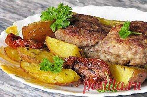 Итальянские котлеты с картофелем.

Что понадобится для приготовления

Килограмм картофеля
Четыре столовых ложки растительного масла
Сушеный орегано и базилик
Соль и молотая паприка по вкусу
Столовая ложка лимонного сока
Острый перец

Для котлет:

500 грамм мясного фарша
Одно яйцо
Чайная ложка готовой горчицы
Одна луковица
Несколько ломтиков белого хлеба
Долька чеснока
Соль и молотый перец по вкусу
Растительное масло

Приготовление

Картофель нарежьте дольками. Смешайте сто...