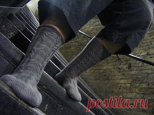Вязаные спицами мужские носки 