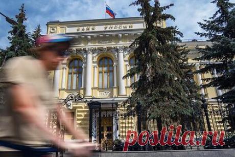 Решение ЦБ назвали ударом по разнообразию рынка. Брокеры раскритиковали решение ЦБ, ограничивающее для неквалифицированных инвесторов («неквалов») покупку ценных бумаг недружественных резидентов. С 1 октября обычные россияне не смогут покупать у российских брокеров ценные бумаги иностранных компаний, если в результате сделки их доля в портфеле выше 15 процентов.