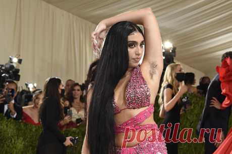 Дочь Мадонны показала небритые подмышки фотографам на балу Met Gala. Дочь американской поп-исполнительницы Мадонны, модель Леон Лурдес, показала небритые подмышки на камеру на балу Met Gala в Нью-Йорке. Папарацци запечатлели ее в ярко-розовом платье Moschino, которое украшено блестящими камнями. На одном из кадров она подняла руку вверх, демонстрируя фотографам небритую подмышку.