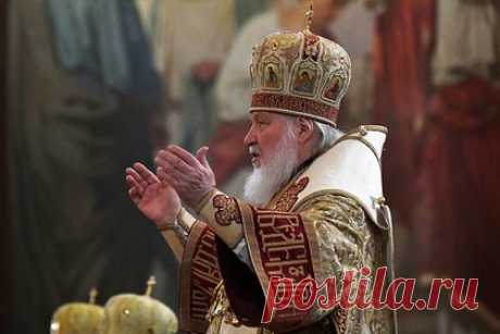 Патриарх Кирилл приравнял неприязнь россиян друг к другу к измене родине. Неприязнь россиян друг к другу подобна измене родине. Эти два понятия сравнил патриарх Московский и всея Руси Кирилл в проповеди после литургии в Свято-Троицкой Сергиевой лавре. По словам патриарха, любовь друг к другу и отечеству даст россиянам силу, которой убоятся враги России.