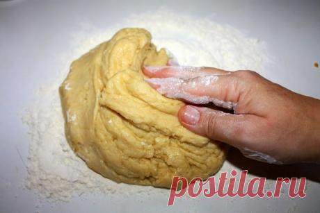 Хрущевское тесто 

Хрущевское тесто еще часто называют нестареющее, потому что оно может спокойно храниться в холодильнике до нескольких месяцев. Согласитесь, что это очень удобно и вы при первом желании можете сделать любую волшебную (а она получается именно такая) домашнюю выпечку. Рецепт этот известен с хрущевских времен и любим многими домохозяйками, о нем можно писать только хвалебные оды. Готовится тесто невероятно просто, никакой опары — только смешивание ингредиент...