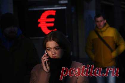 Курс евро превысил 99 рублей. В ходе торгов на Московской бирже в пятницу, 2 февраля, курс евро превысил 99 рублей, что произошло впервые с 9 января этого года. На максимуме валюта доходила до 99,07 рубля. Доллар и юань также обновили максимумы с середины января, поднявшись до 91,14 рубля и 12,65 рубля соответственно.