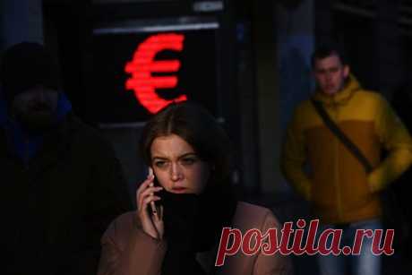 Курс евро превысил 99 рублей. В ходе торгов на Московской бирже в пятницу, 2 февраля, курс евро превысил 99 рублей, что произошло впервые с 9 января этого года. На максимуме валюта доходила до 99,07 рубля. Доллар и юань также обновили максимумы с середины января, поднявшись до 91,14 рубля и 12,65 рубля соответственно.