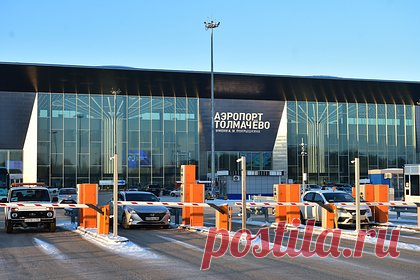 У аэропорта Новосибирска отсудили сотни тысяч рублей за неубранный снег. У новосибирского аэропорта Толмачево отсудили сотни тысяч рублей из-за неубранного снега, который повредил припаркованные автомобили. Администрация авиагавани должна была следить за содержанием здания, которое сдавала «Почте России», но снег на крыше не убирали, и он обрушился на машины сотрудников почты.