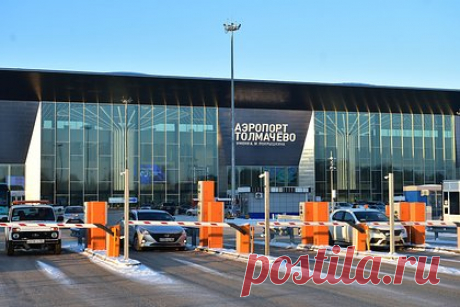 У аэропорта Новосибирска отсудили сотни тысяч рублей за неубранный снег. У новосибирского аэропорта Толмачево отсудили сотни тысяч рублей из-за неубранного снега, который повредил припаркованные автомобили. Администрация авиагавани должна была следить за содержанием здания, которое сдавала «Почте России», но снег на крыше не убирали, и он обрушился на машины сотрудников почты.