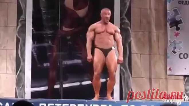 Когда этот бодибилдер начал свое выступление, я не мог сдержать смех)