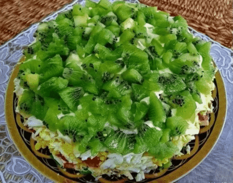 САЛАТ "ИЗУМРУДНАЯ РОССЫПЬ" - ОЧЕНЬ НЕОБЫЧНЫЙ И НОВЫЙ ВКУС
Ингредиенты
Куриное мясо - 400 г.
Лук репчатый - 1 шт.
Сыр - 100 г.
Помидоры - 2 шт.
Яйца - 4 шт.
Киви - 3 шт.
Майонез - 300 г.
Соль, перец - по вкусу.
Способ приготовления
Шаг 1 Куриное мясо отварить в подсоленной воде до готовности. Остудить и нарезать маленькими кусочками.
Шаг 2 Лук мелко порезать.
Шаг 3 Сыр натереть на крупной терке.
Шаг 4 Помидоры нарезать мелкими кубиками.
Шаг 5 Яйца отварить в крутую, остудить в холодной воде,