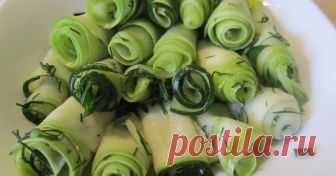 Быстрые малосольные кабачки Еще один вкусный способ накормить ваших домашних полезной едой :)