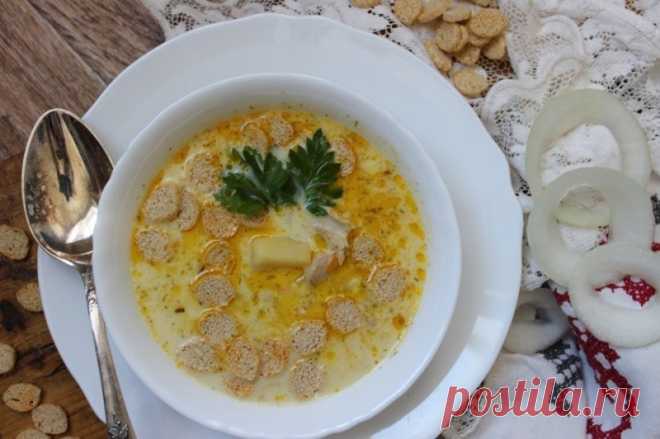​Куриный суп с сухариками Ингредиенты:Курица — 500 гЛук репчатый — 1 шт.Морковь —1 шт.Сыр плавленный — 1 шт.Картофель — 3 шт.Сухарики — 50 гПриготовление:1. Лук нарезать на небольшие кубики, морковь натереть на крупной терке. Пассеровать лук на растительном масле, далее добавить...