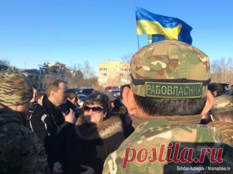 новый батальон едет из куева на фронт. читаем надпись