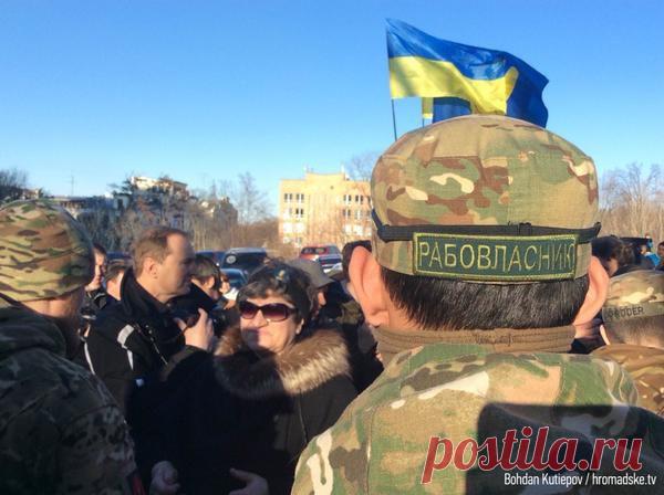 новый батальон едет из куева на фронт. читаем надпись