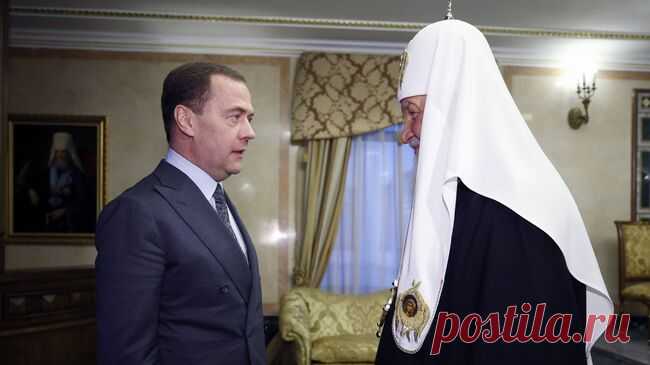 Патриарх Кирилл наградил Медведева орденом