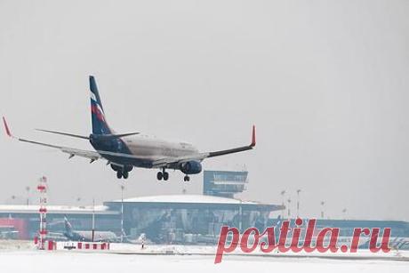 Росавиация продлила временный запрет полетов в южные регионы России. Росавиация продлила на неделю временный запрет на полеты в 11 аэропортов центральных и южных регионов России. Ограничения будут действовать до 7 апреля. Нельзя будет совершить перелет в Анапу, Белгород, Брянск, Воронеж, Геленджик, Краснодар, Курск, Липецк, Ростов-на-Дону, Симферополь и Элисту.