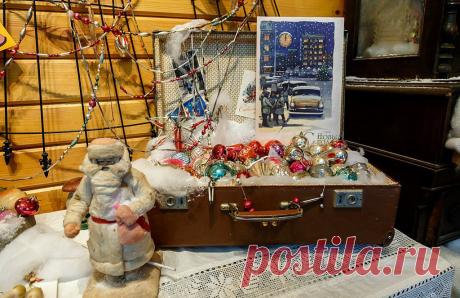 В одной части зала расположены старые ёлочные игрушки, которыми украшали ёлку во времена СССР: