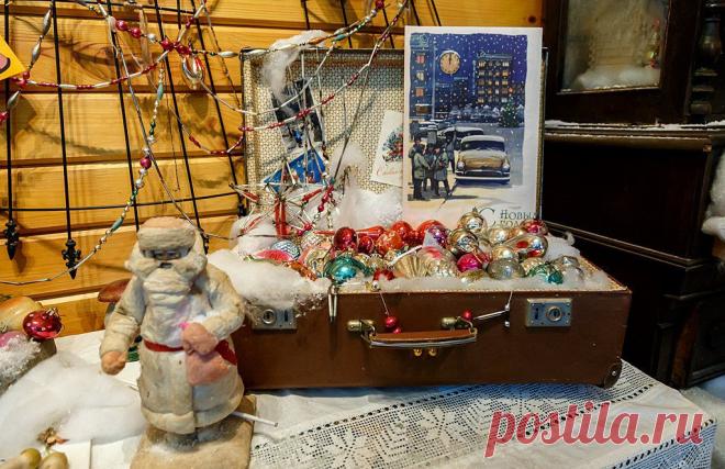 В одной части зала расположены старые ёлочные игрушки, которыми украшали ёлку во времена СССР: