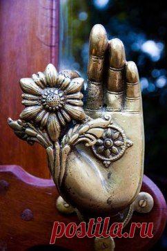 Чтобы сделать жизнь счастливой, нужно любить повседневные мелочи. 
Акутагава Рюноскэ, "Слова пигмея"