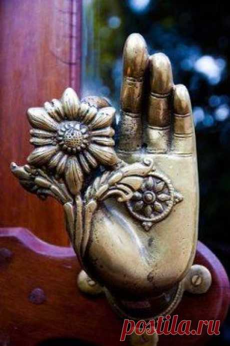 Чтобы сделать жизнь счастливой, нужно любить повседневные мелочи.
Акутагава Рюноскэ, "Слова пигмея"