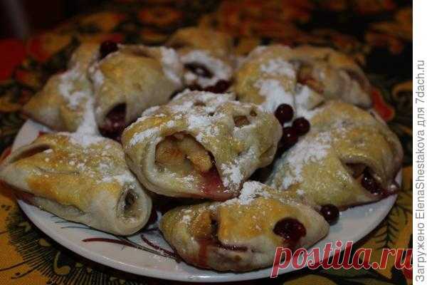Слойки с яблоком и брусникой 