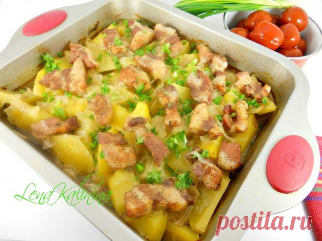 Картофель, запеченный со свиной грудинкой Картофель, запеченный со свиной грудинкой, - это сытное и ароматное блюдо, которое порадует всю семью. Грудинка, запеченная с картофелем и луком, приобретает нежный вкус и аппетитную корочку. Подается горячим, посыпанным свежей зеленью, для максимального наслаждения.