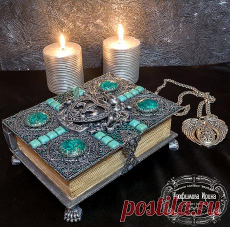 старинный фолиант с элементами геральдики , про лилии можно почитать здесь https://www.botanichka.ru/blog/2010/07/21/lily-3/ (трансфер декупажной карты в льняную ткань и обивка оной "внутрянки" фолианта, отливки в молдах, самодельные кабошоны с имитацией камня, имитация черненого серебра, чипборды, фурнитура)