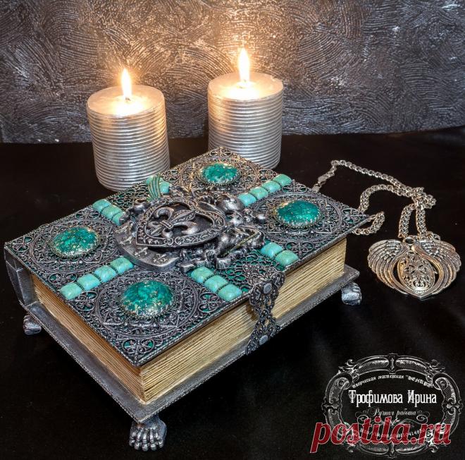 старинный фолиант с элементами геральдики , про лилии можно почитать здесь http://www.botanichka.ru/blog/2010/07/21/lily-3/ (трансфер декупажной карты в льняную ткань и обивка оной 