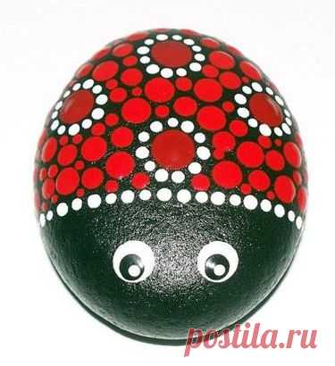 Божьи коровки из гальки акриловыми красками.