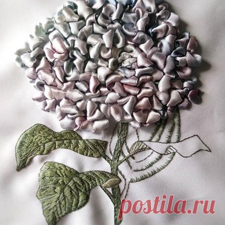 My contribution to the #tbt ♥ ⬆This can count as my very first hand embroidery piece. Actually, I started out with ribbon embroidery 😅 I liked preparing the background for the ribbon flowers, painting the fabric, and then had few attempts to stitch wild grass with thread. That's when my interest in thread embroidery started developing. 
This hydrangea marks the period when the balance started shifting more to the hand embroidery using cotton floss rather than ribbons. 
In...