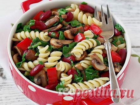 Теплый салат с пастой, шпинатом, грибами и фасолью