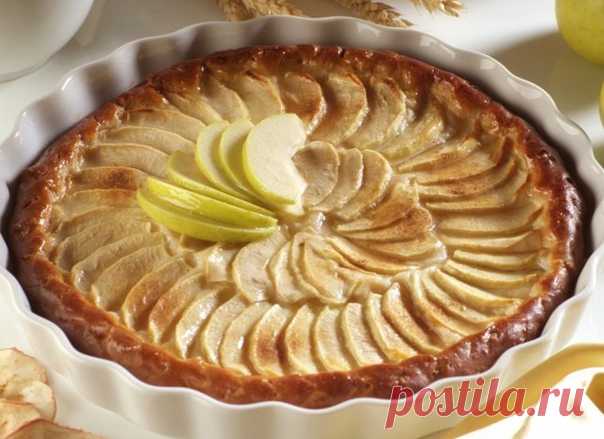 Татэн

Готовим тесто. 250 г муки высыпаем на доску, добавляем 125 г замороженного масла, нарезанного стружками, руками смешиваем, пока не получится однородная масса. Скатываем одним куском, делаем углубление в середине и заливаем туда 125 мл подсоленной воды. Замешиваем тесто. Долго не месим, а сразу кладем в холодильник часа на 4 как минимум.

Теперь дело за начинкой. Готовим карамель: 100 г сахара высыпаем на горячую сковороду и разводим с 1 столовой ложкой воды. Аккурат...