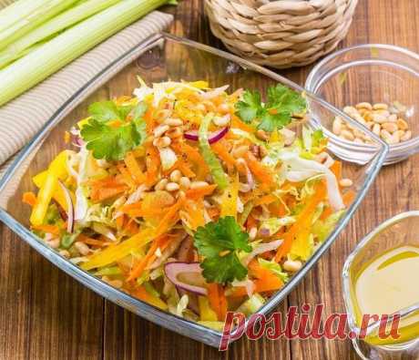 Салат из свежих овощей с кедровыми орешками